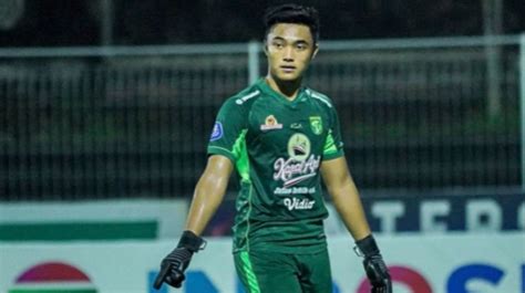 Kondisi Cedera Kiper Persebaya Ernando Ari Mengkhawatirkan