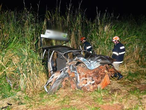 G1 Motorista morre após carro invadir pista e bater em carreta na 267