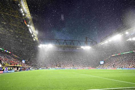 Un Homme Arr T Apr S Tre Mont Sur Le Toit Du Stade Pendant Allemagne