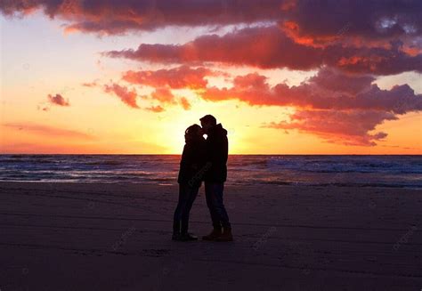 Sunset Silhouette Kiss On Beach For Romantic Honeymoon Photo Background ...