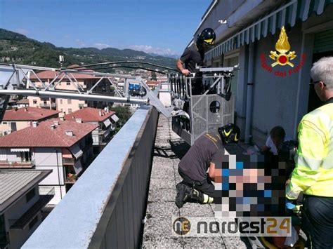 Chiuso Fuori Casa Si Cala Dal Tetto Per Rientrare Ma Precipita