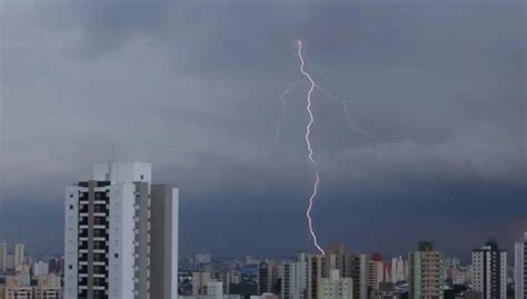 Idoso Morre Ap S Ser Atingido Por Raio Enquanto Banhava Em Praia