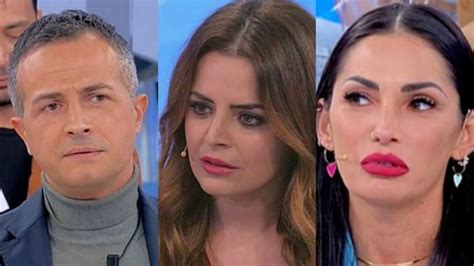 Uomini E Donne Cavaliere E Dama Quasi Alle Mani In Studio Lui In