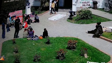 En El Bolsón Los Mapuches Atacaron La Estatua De San Martín Al Grito De “colonizador” Infobae