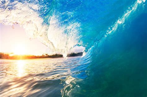 Um Tubo Gigante Da Onda De Oceano Foto De Stock Imagem De Paisagem