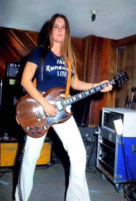 Guitarist Lita Ford of The Runaways, 1976. : r/OldSchoolCool