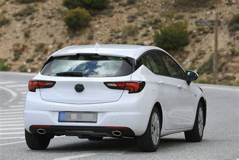 Opel Astra Facelift Erlkönig Heckansicht Der Astra bekommt eine neue