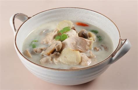 Tom Kha Gai Es Una Sopa De Pollo Con Coco Tailandesa Foto Premium