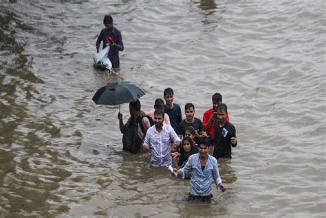 कहीं डूबी कार तो कहीं बिगड़े हालात आफत की बारिश ने मचाया कहर जानें