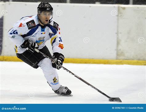 Jugador Del Hockey Sobre Hielo Foto Editorial Imagen De Deportes