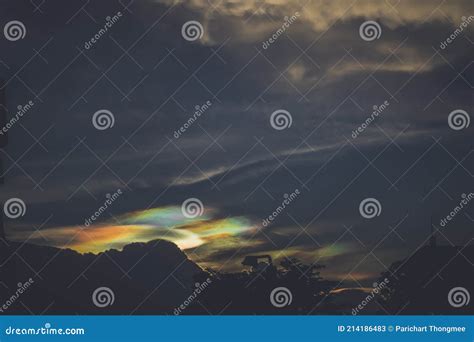 Una Rara Mirada A Una Nube Iridiscente Arco Ris O Nubes De Arco Ris