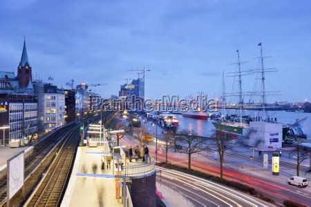 deutschland hamburg u bahn station landungsbrücken an Lizenzfreies