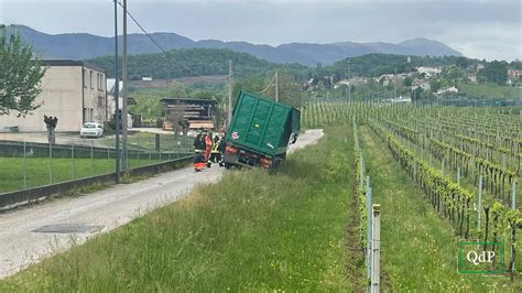 Mezzo Pesante Finisce Fuori Strada In Via Boschi Sul Posto I Vigili