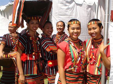 TGC Traditional Dress Around the World에 있는 핀