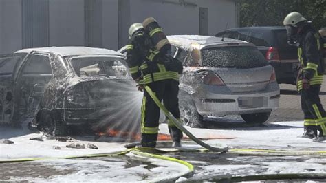 Nonstopnews Ford Ger T Auf Parkplatz Eines Getr Nkemarktes In Brand