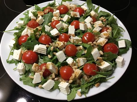 Leichter Rucola Tomaten Feta Salat Mit Balsamico Dressing Von