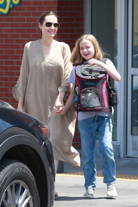 Angelina Jolie Fait Le Bonheur De Sa Fille Vivienne Avec Un Adorable Lapin