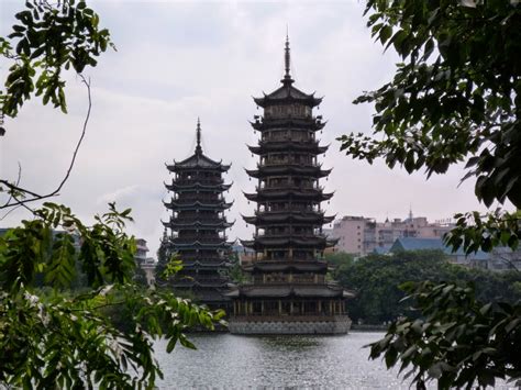 Pagoda Del Sol Y De La Luna Guilin China