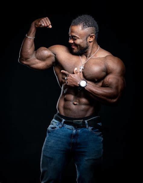 L Chelnder Bodybuilder Mit Starkem K Rper Posiert Mit Nacktem