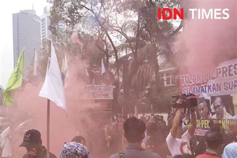 Flare Asap Warnai Demo Pendukung Amin Di Depan Kpu