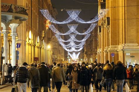 Bologna Si Accendono Le Luminarie Di Natale La Repubblica