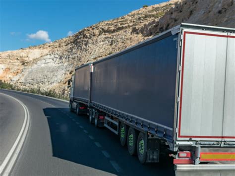 Un șofer român de TIR a blocat o mașină de poliție pe o autostradă din