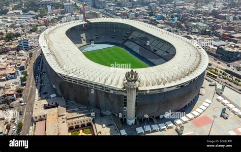 Vista aérea del Estadio Nacional en la capital peruana Lima con la