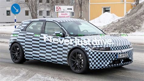 Hyundai Ioniq N Unter Kariertem Tarnanstrich Versteckt