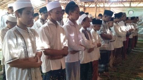 Santri Ponpes Mambaul Ihsan Gresik Gelar Salat Ghaib Untuk Korban