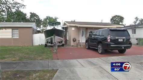 Woman Robbed At Gunpoint At Hialeah Home 2 At Large Wsvn 7news