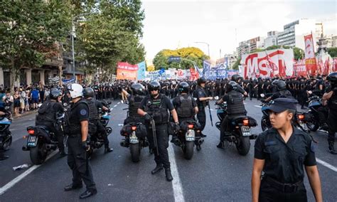 Organizaciones Piqueteras Marchan Frente Al Congreso Contra La Ley