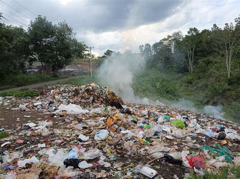 Tumpukan Sampah Sudah Makan Badan Jalan Timbulkan Bau Tak Sedap