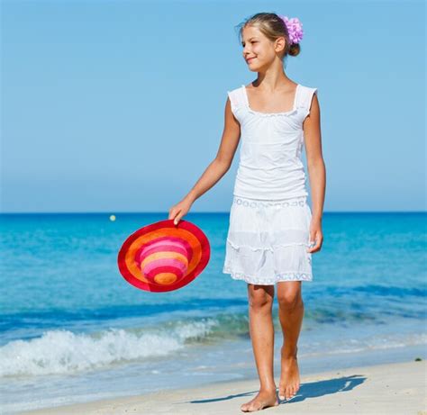 Premium Photo | Girl with hat on the beach