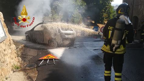 Auto In Fiamme A Colle Val D Elsa Intervengono I Vigili Del Fuoco