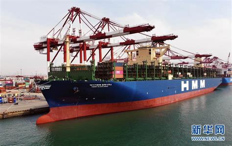 Das Größte Containerschiff Der Welt Tritt Seine Jungfernfahrt Im Hafen Von Qingdao An Cn