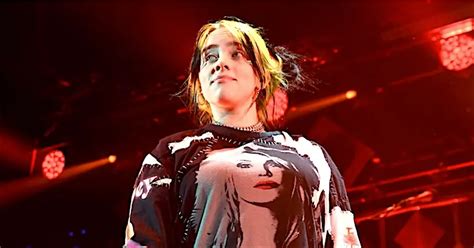 Vidéo Billie Eilish Se Met à Nu En Plein Concert Et Dénonce Le Body