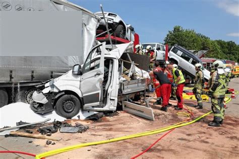 Tödlicher Unfall auf der A4 bei Wilsdruff Drei LKW kollidieren mit