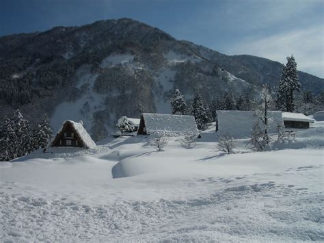 Lincredibile Canyon Di Neve Di Toyama In Giappone