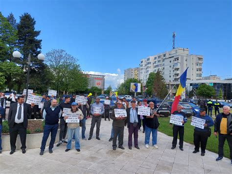 protest  fata prefecturii olt impotriva inchiderii podul de peste olt