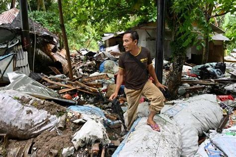 Hunt for survivors as Indonesian tsunami death toll climbs to 373