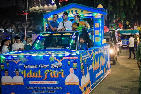 Galeri Foto Semarak Pawai Kendaraan Meriahkan Malam Takbiran Idul