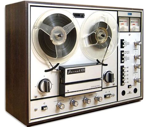 an old fashioned stereo with two reels attached to the front and side of it