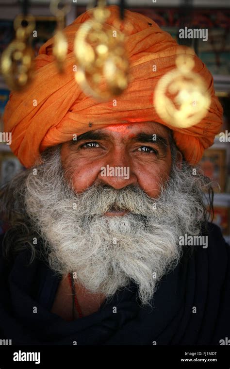 Hombre con barba y turbante fotografías e imágenes de alta resolución