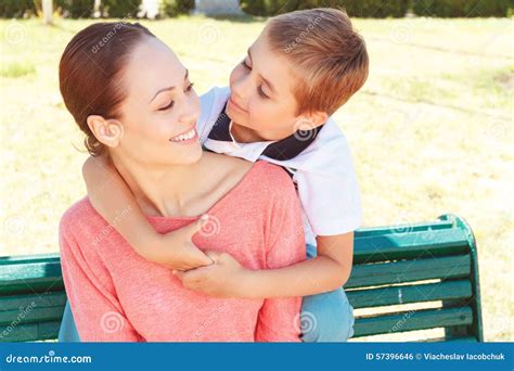 Niño Pequeño Que Abraza A Su Madre Foto De Archivo Imagen De Edad