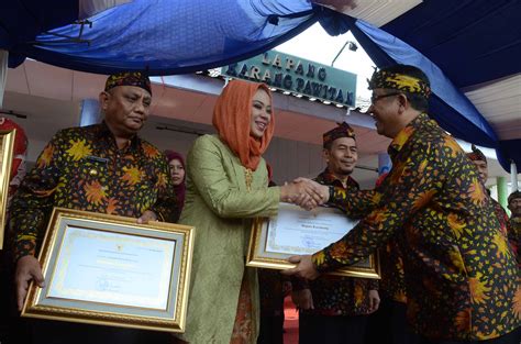 Plt Bupati Karawang Raih Anugerah Aksara Khusus Dari Mendikbud RI Pada