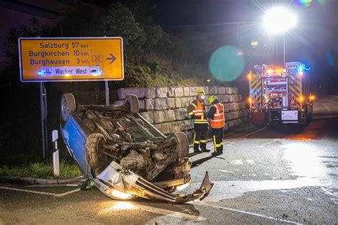 Verkehrsunfall Pkw Landet Auf Dach Freiwillige Feuerwehr Burghausen