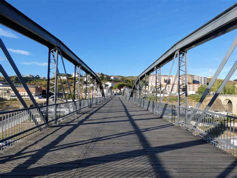 A Ponte Pedestre De Regua Portugal Imagem De Stock Imagem De Planta