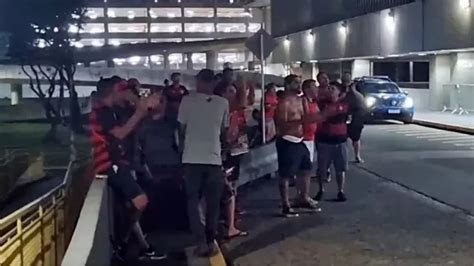 Torcida Do Flamengo Protesta Ap S Desembarque No Gale O