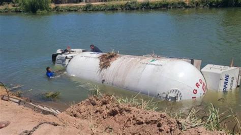 Diario Del Yaqui Cae Pipa Cargada De Gas Al Canal Bajo