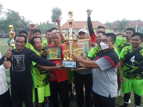 Penutupan Dan Pembagian Hadiah Tur Namen Sepak Bola Di Serahkan